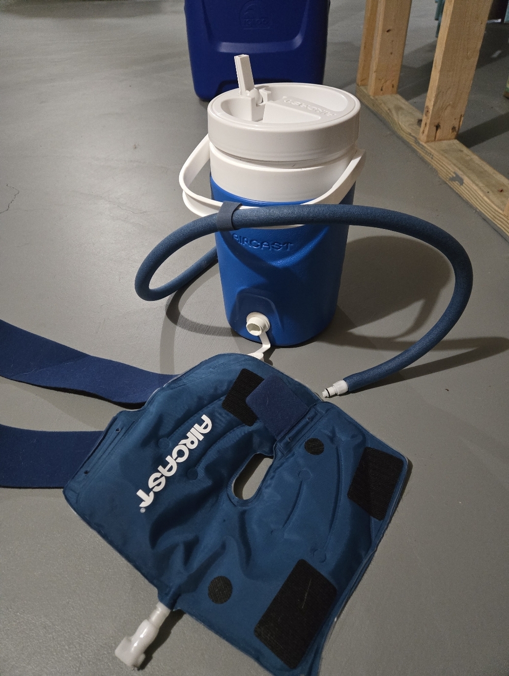Aircast Cold Therapy Cooler & Wrap Set in Blue and White